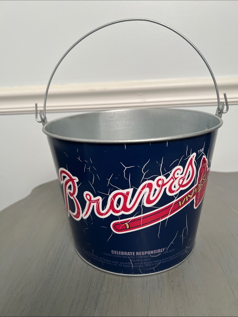 Atlanta Braves/ Coors Light Metal bottle ice Bucket with Handle. Load it up!